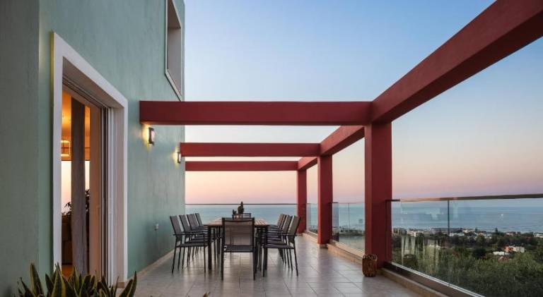 Villa with barbecue, terrace & yard in Rethymno