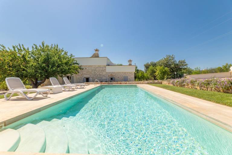 Holiday apartment with private pool, yard & grill — photo 3