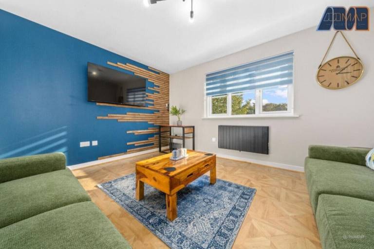 Apartment Paisley