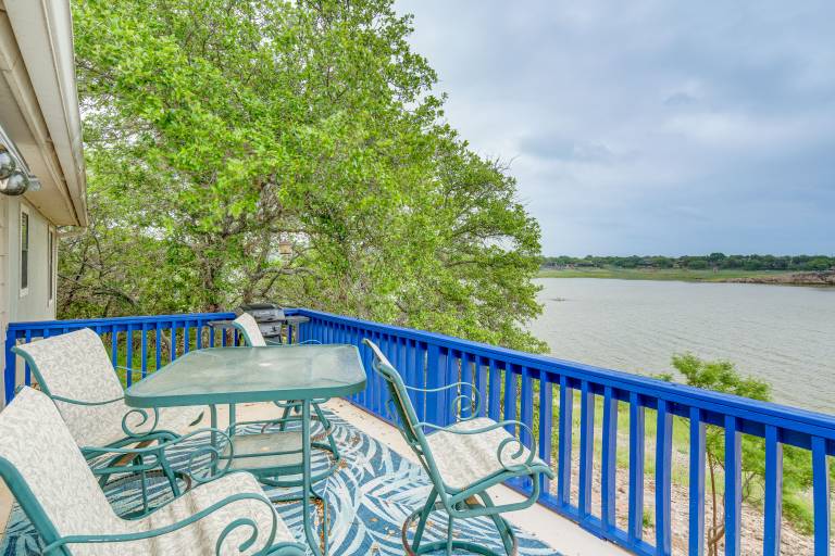 Waterfront Lake Buchanan Cottage w/ Kayaks! — photo 2