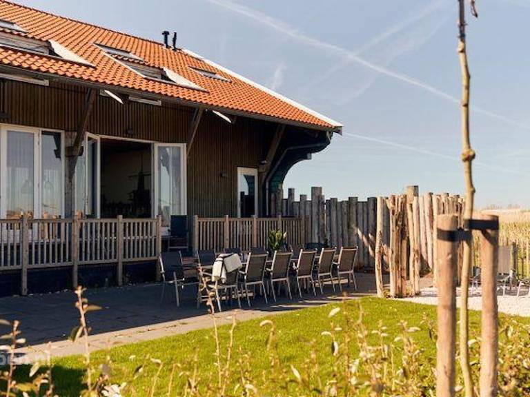 Beautiful vacation home with terrace | Pet-friendly in Uitgeest