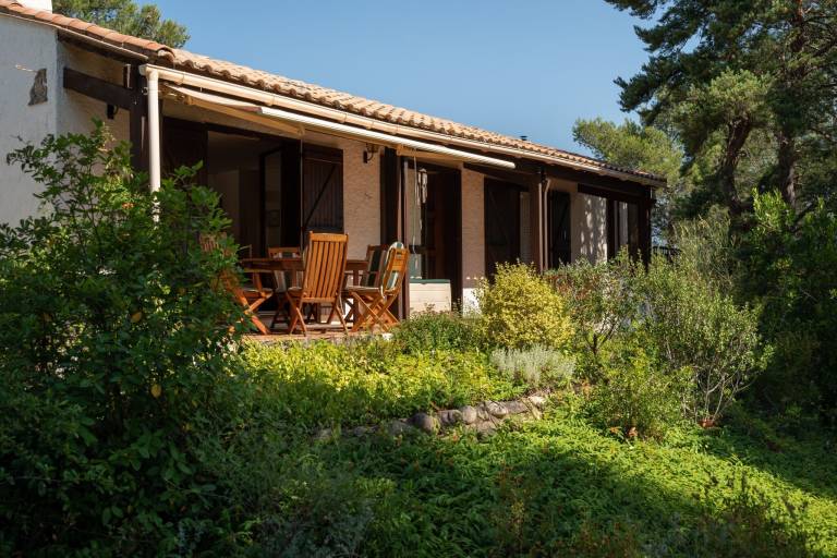 Villa with pool, garden & patio | Pets are welcome — photo 5