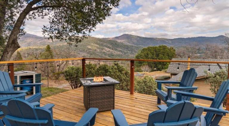 Pleasant vacation home with hot tub | Pet-friendly in Oakhurst, CA