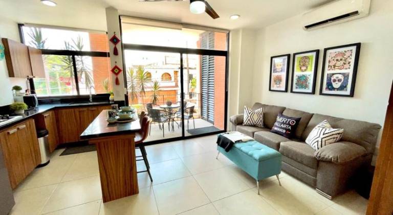 15 Minute Walk to Beach KING Bed Rooftop Pool — photo 2