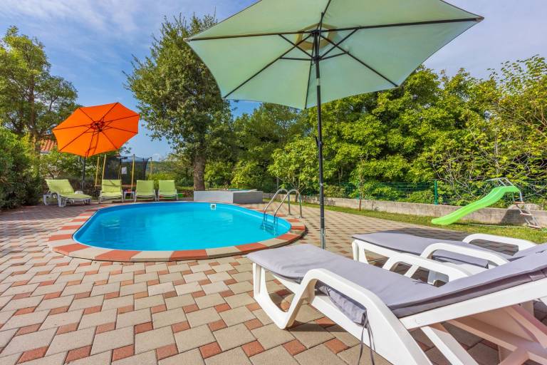 House with private pool, barbeque & patio — photo 2