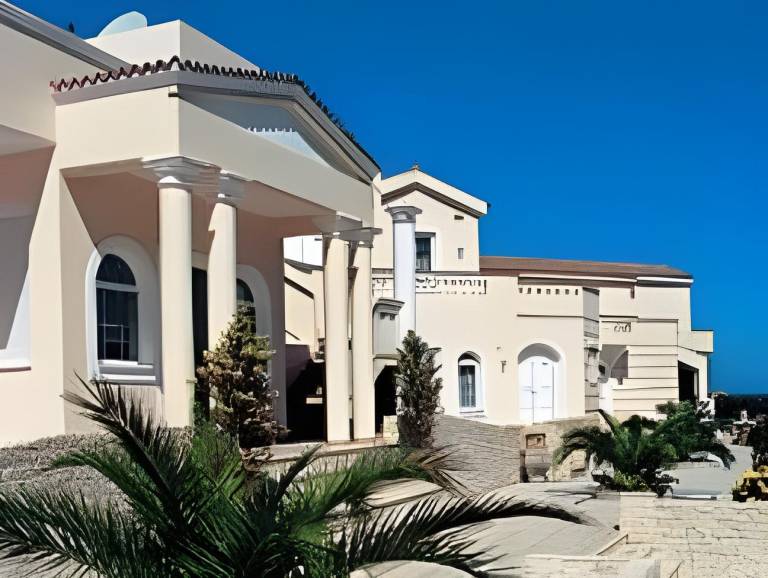 Serviced apartment with yard, patio & pool | Close to the beach | Pet-friendly in Platanias