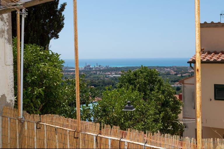 Holiday apartment with yard | City view — photo 3