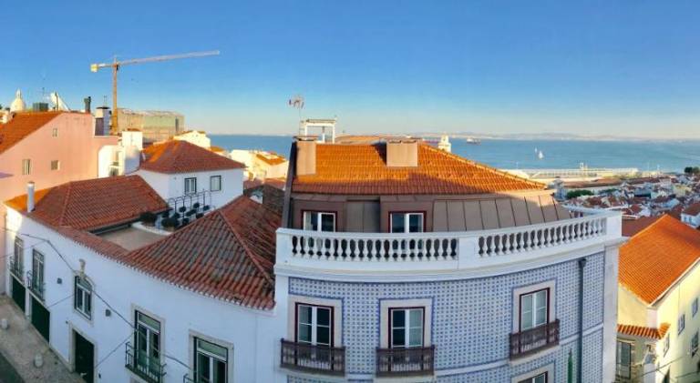 Apartment with patio, yard & BBQ | Next to São Jorge Castle — photo 3