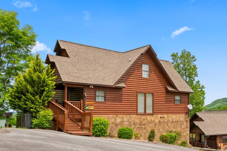 Child-friendly pleasant cabin with hot tub, BBQ & heated pool | Mountain view | Dogs allowed — photo 2