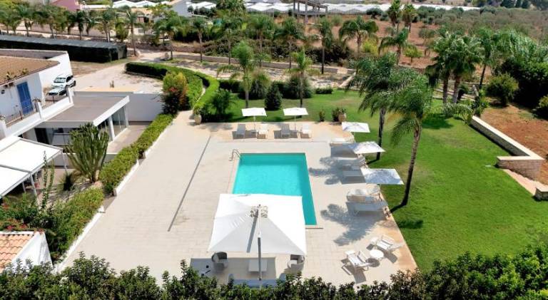 Vacation home with pool — photo 2