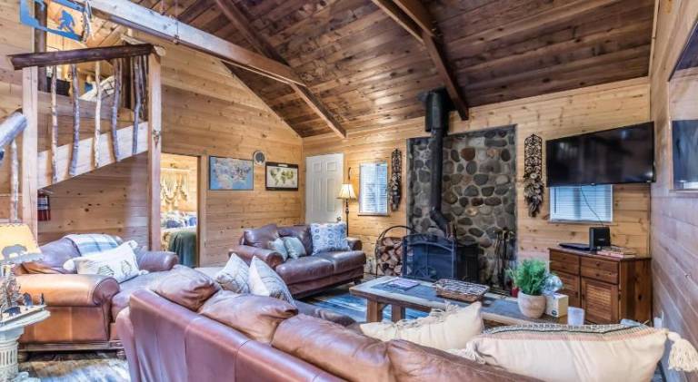 Pleasant vacation home with hot tub | Perfect for remote work | Dogs allowed — photo 2
