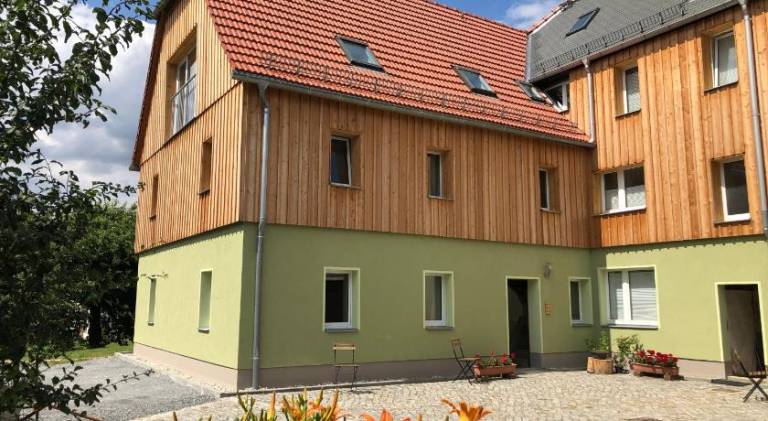 Holiday apartment with yard, BBQ & patio in Dresden
