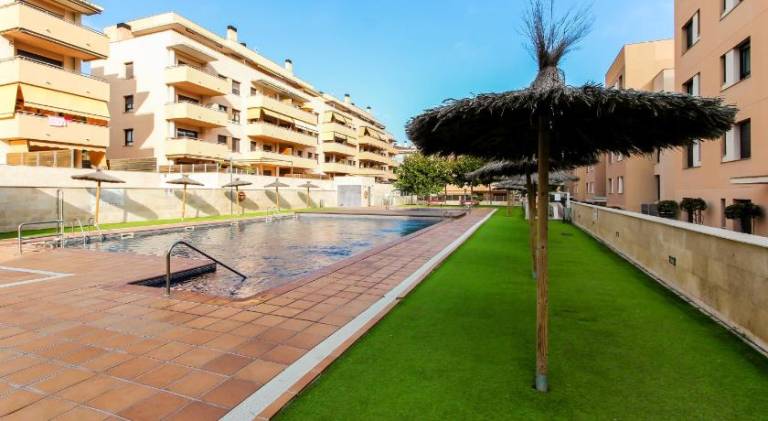 Apartment with private pool, yard & terrace — photo 2