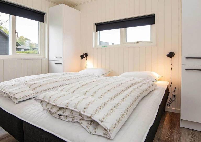 Child-friendly ample vacation home with patio, BBQ & hot tub | Sea view | Pets allowed — photo 3