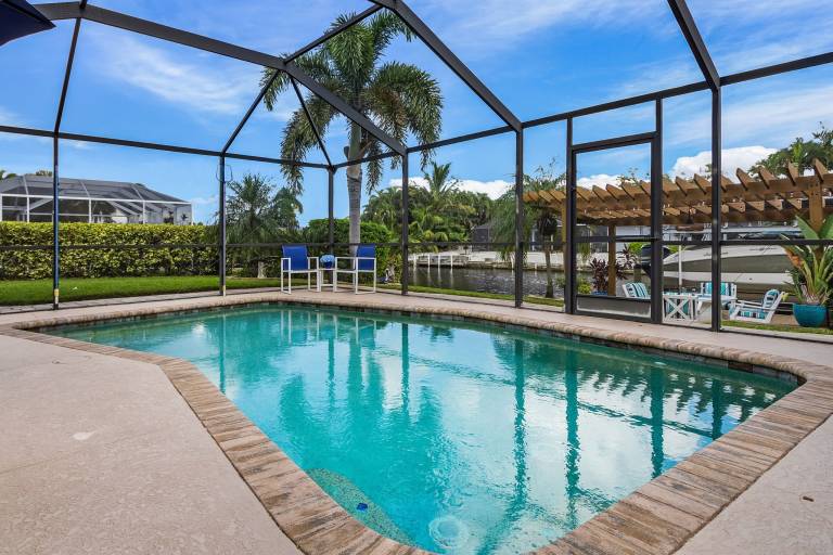 Waterfront Bliss with Saltwater Pool, Hot Tub & Dockside Fire Table – Kathy's Cottage - Roelens — photo 5
