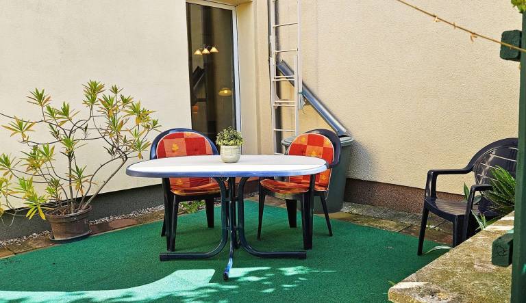 Children-friendly nice apartment with yard & patio | Pets allowed — photo 4