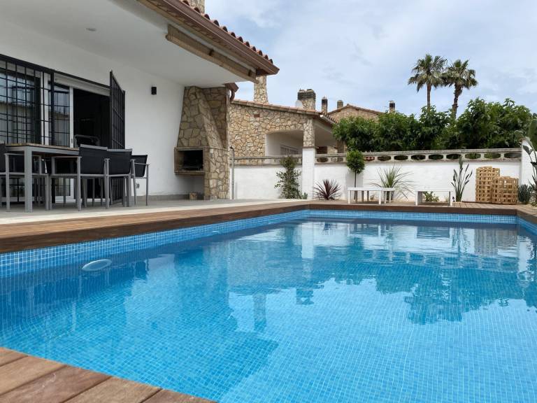 Villa with private pool, yard & grill — photo 2