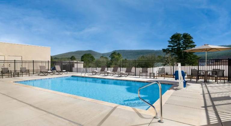 Holiday Inn Express & Suites Huntsville Northeast — photo 3