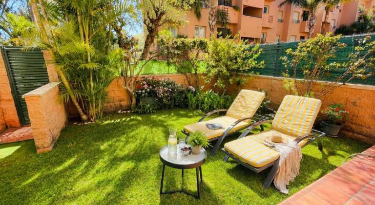 Holiday apartment with garden & pool in Marbella