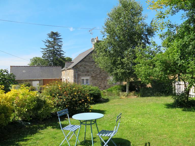 Vacation home with terrace, yard & grill — photo 3