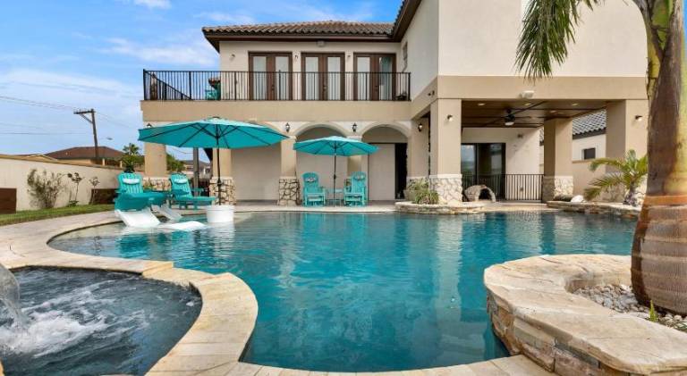 Fully equipped villa with terrace, BBQ & private pool | Beach nearby | Perfect for remote work | Pet-friendly in South Padre Island, TX
