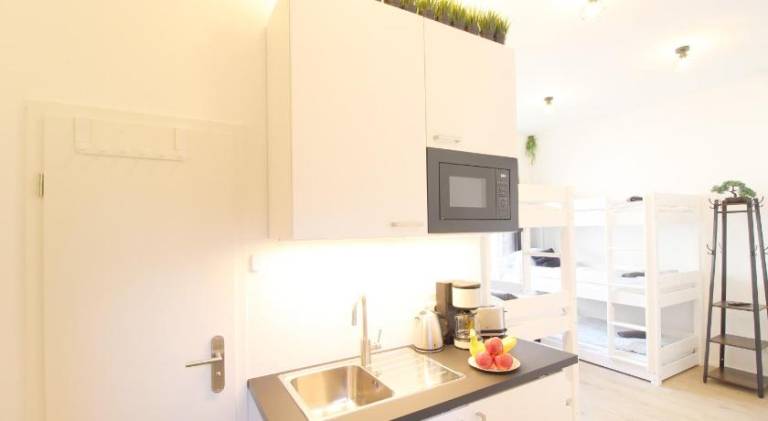 Hotel Ulm Zentrum - Komplettes Zimmer, Hochbett, Android TV & eigenem Bad - perfekt fur Familien & G — photo 3