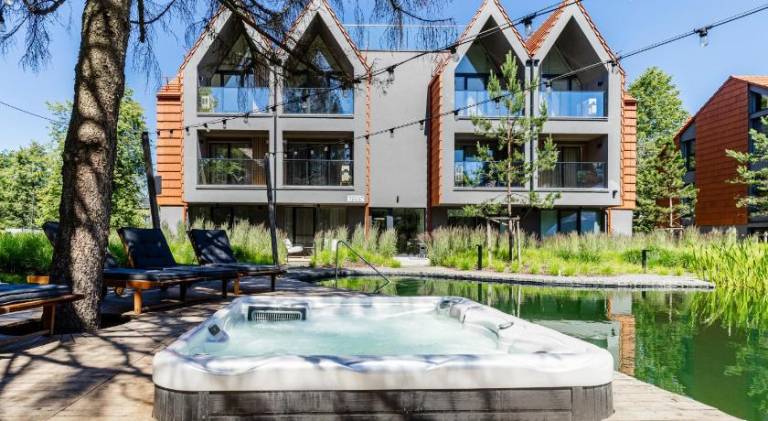 Charming holiday apartment with yard, pool & hot tub | Beach nearby | Pet-friendly — photo 2
