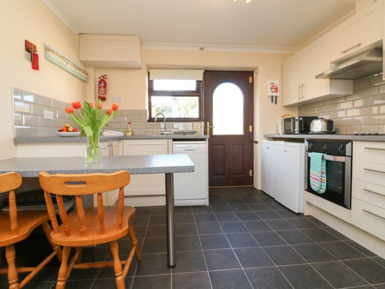 Fully equipped charming cottage with terrace, pool & yard | Pets are welcome — photo 3
