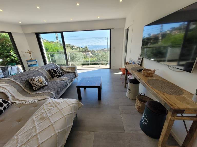 Contemporary villa with panoramic views over the bay of Cannes and private swimming pool. — photo 5