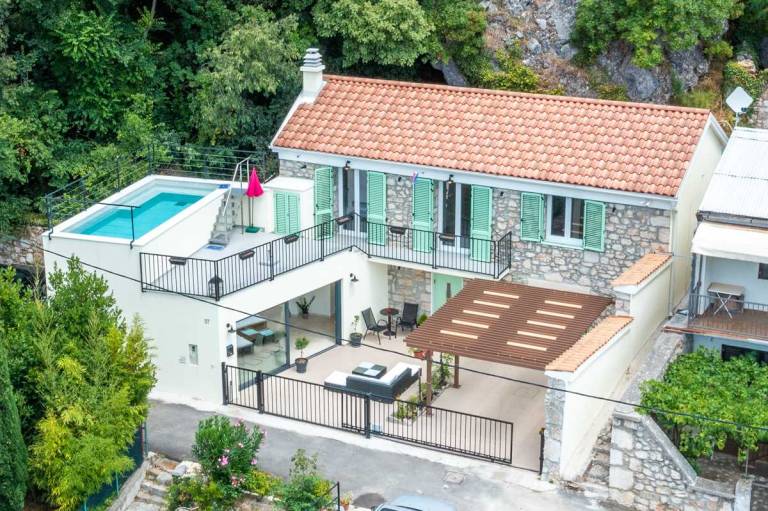 Child-friendly pleasant villa with patio & pool | Pool view | Pets allowed — photo 2