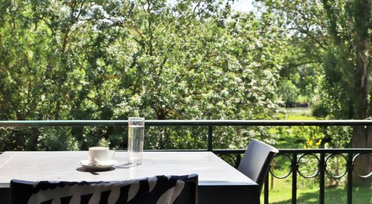 Wonderful serviced apartment with pool, yard & patio | Pet-friendly — photo 4
