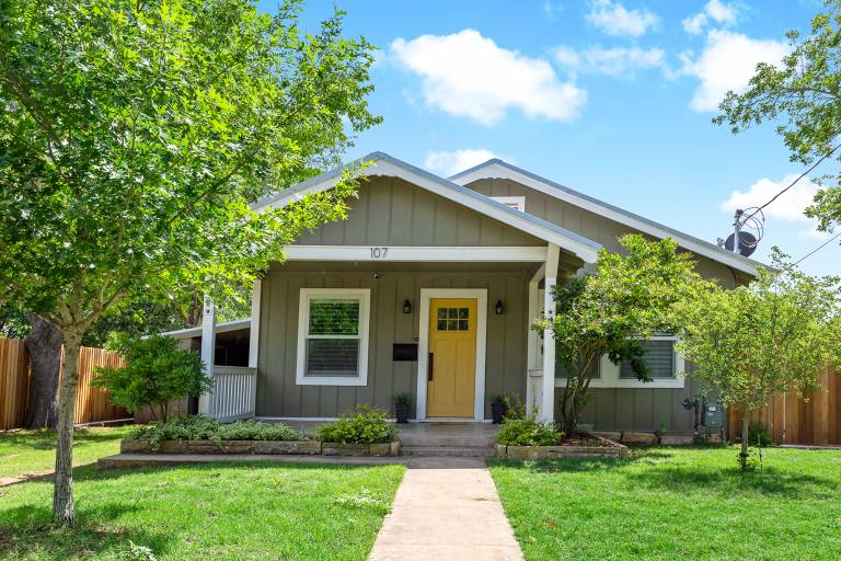 Family-friendly big vacation home | Mountain view | Dogs allowed in Fredericksburg, TX