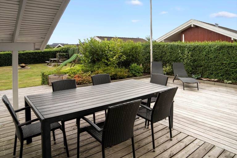 Vacation home with patio, BBQ & jacuzzi — photo 4