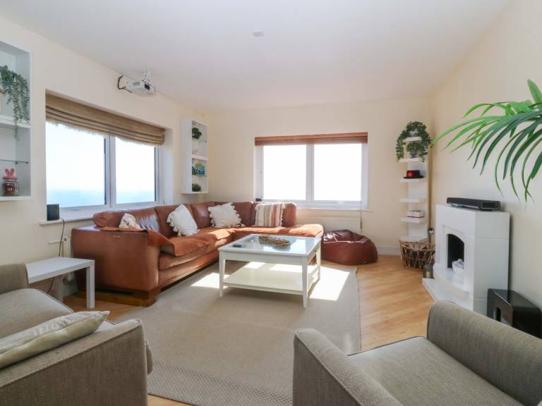 Cottage with terrace & yard | Beach view | Beach nearby | Pets are welcome — photo 4