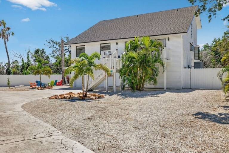 Children-friendly pleasant vacation home with heated pool, patio & yard | Water view | Close to the beach | Pet-friendly — photo 4