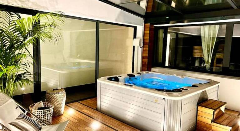 Villa with pool & hot tub — photo 2