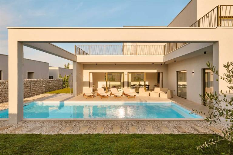 Villa with terrace & garden — photo 4