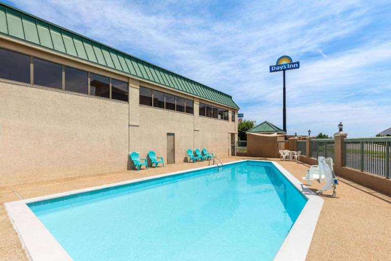 Days Inn by Wyndham Clarksville North — photo 3