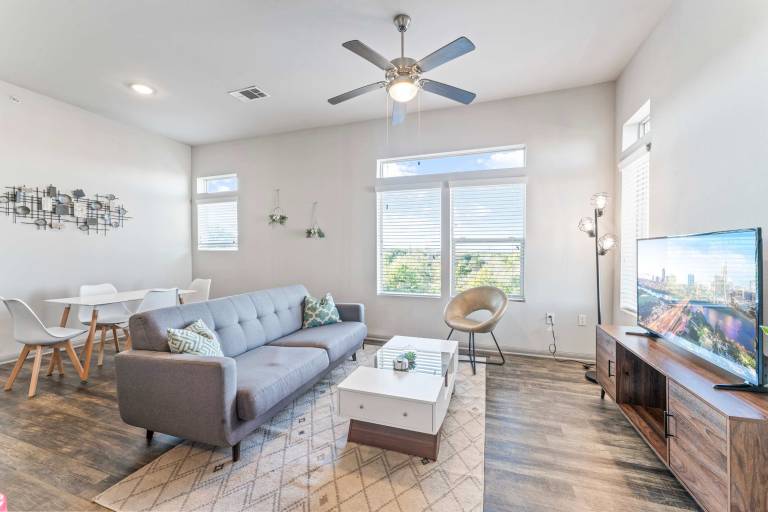 Prime SoCo charming 1BR king suite w pool parking