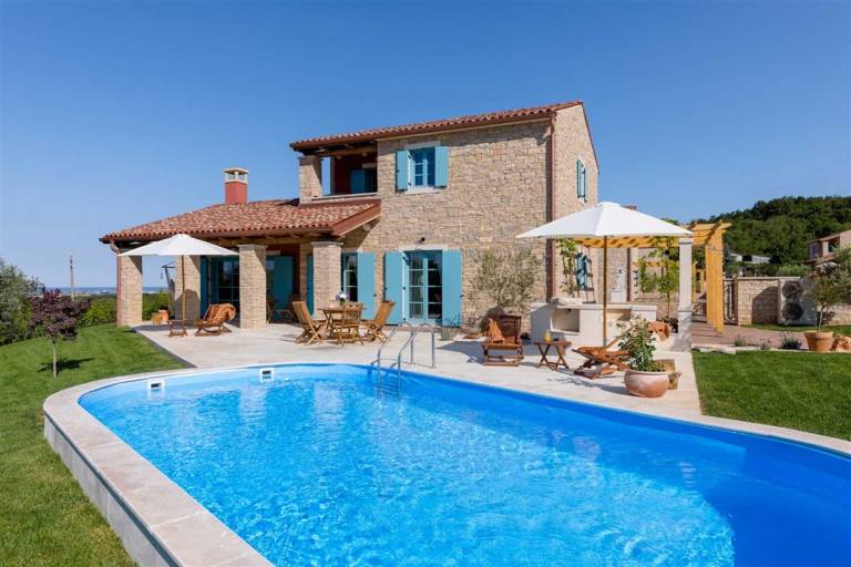 Fully equipped villa with patio, barbeque & private pool | Pool view | Pet-friendly in Umag
