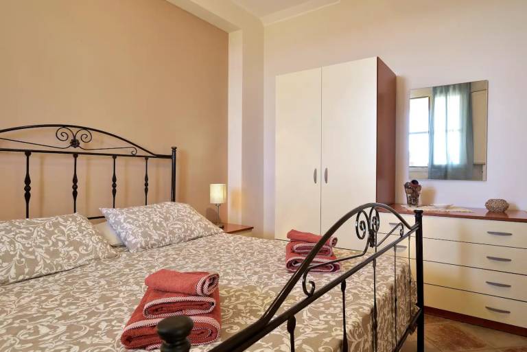 Apartment "LA DIGA Bilocale fronte-mare" with Sea View, Garden & Wi-Fi — photo 2