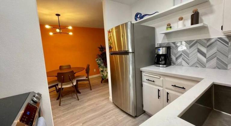Fully equipped beautiful rental apartment with private pool, patio & jacuzzi | Perfect for remote work | Pets are welcome — photo 2