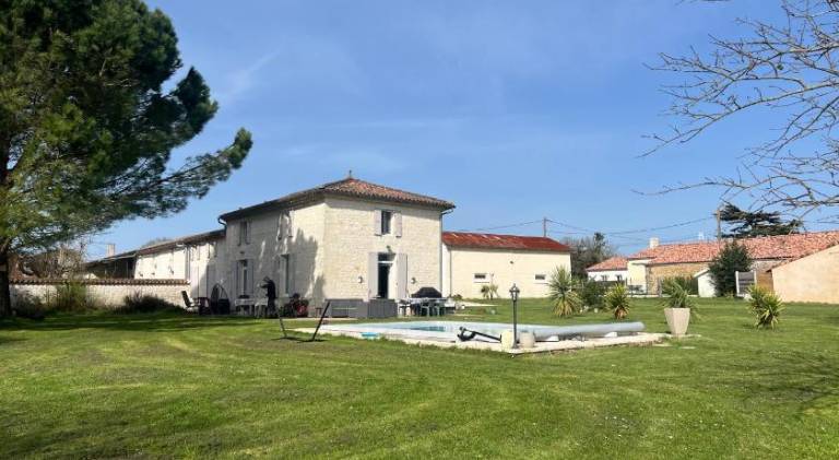 Domaine des Pierres Blanches - Epargnes in Saintes