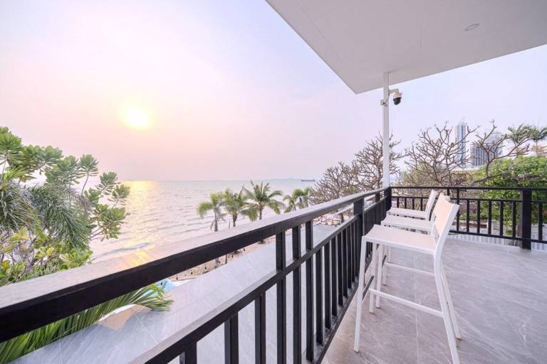 Sea house beachfront pool villa 芭提雅海屋度假民宿六卧 — photo 4