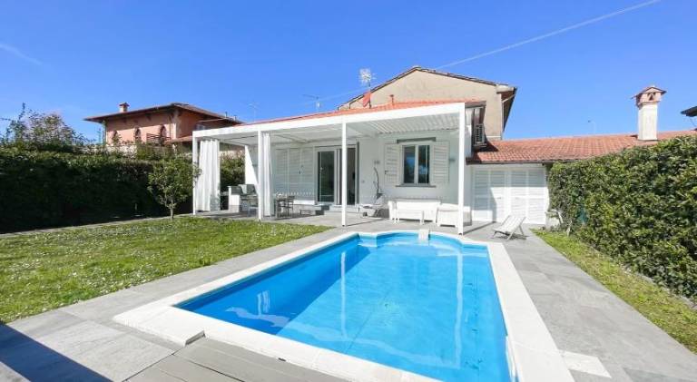 Vacation home with pool — photo 3