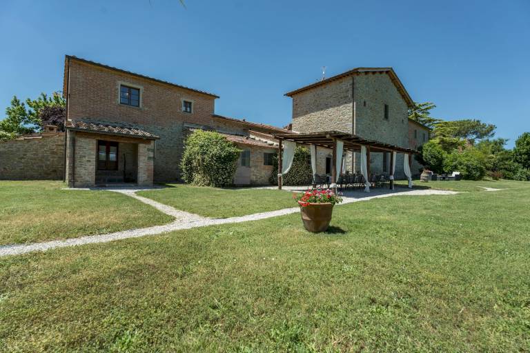 Villa with barbecue, private pool & garden | Perfect for remote work — photo 2