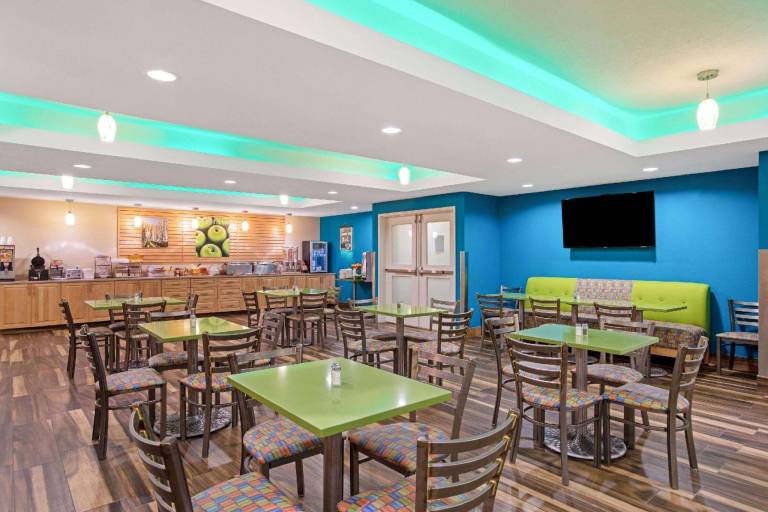 La Quinta Inn & Suites by Wyndham Grand Forks — photo 5