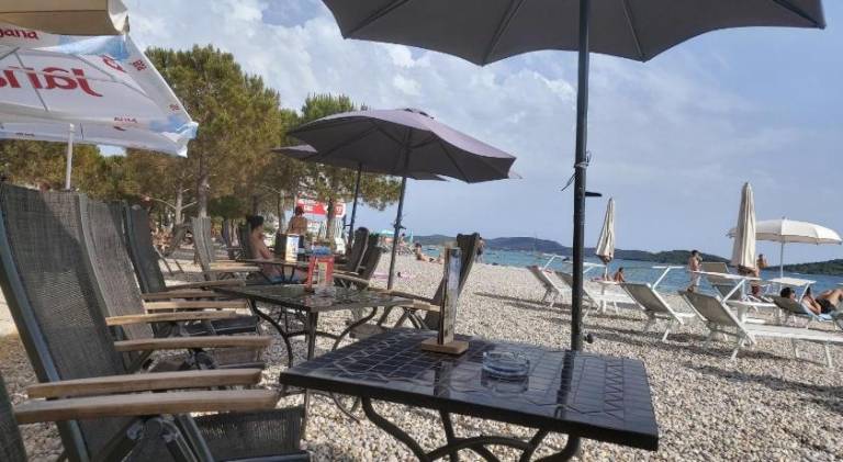 Rental apartment with yard, barbecue & patio in Vodice
