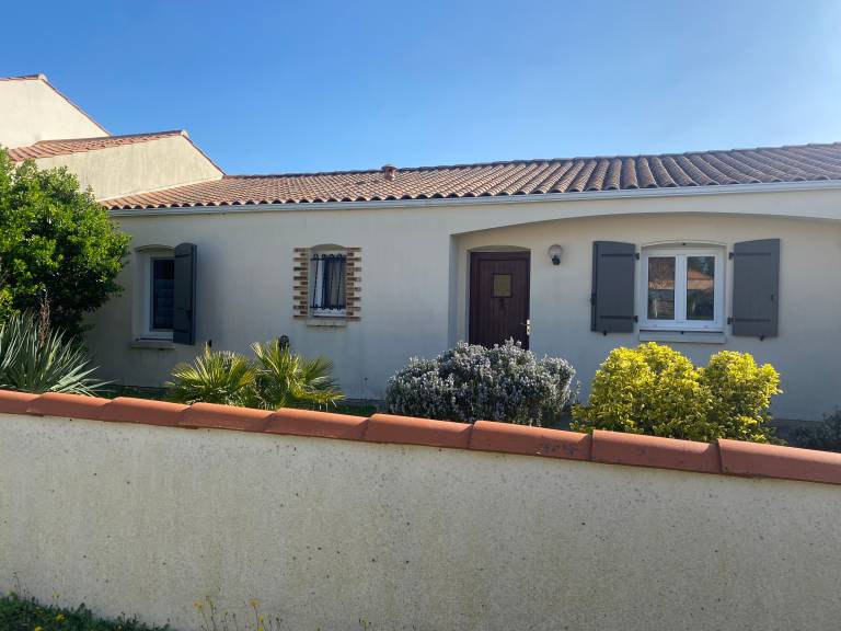 House with barbeque & yard — photo 3