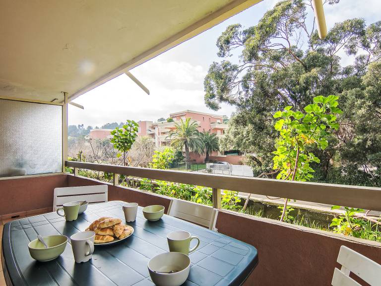 Rental apartment with patio — photo 2